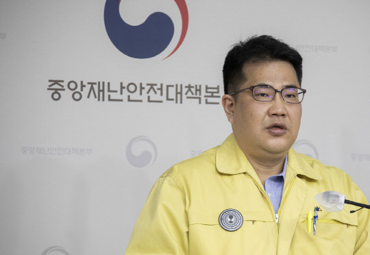 손영래 중앙사고수습본부 사회전략반장이 19일 정부세종청사에서 코로나19 중앙재난안전대책본부 비대면 정례브리핑을 하고 있다. <보건복지부 제공>